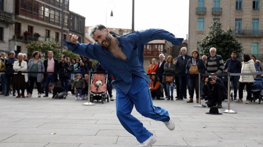 El artista Daniel Rodríguez, durante la ‘performance’ que protagonizó ayer.   | // GUSTAVO SANTOS