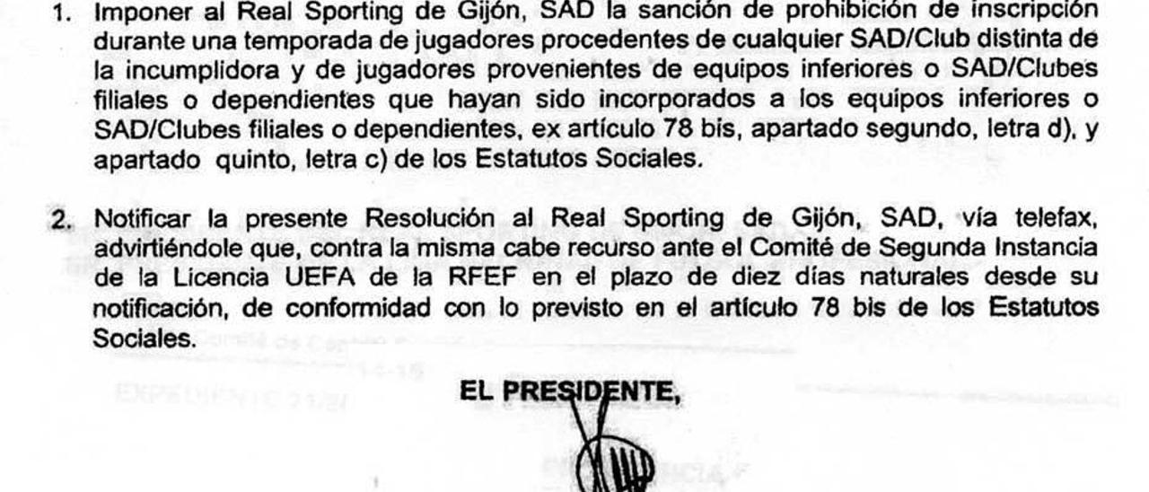 Una sentencia dura y sin matices. Antonio Moreno Rodríguez, presidente del comité de control económico de la Liga, firma un fallo contundente que deja clara la prohibición al Sporting de inscribir jugadores. No hay matices.