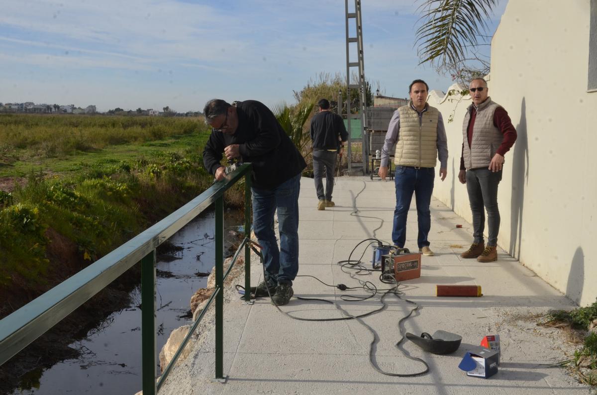 Los concejales José María Andrés y Luis Ángel supervisaron las obras en la urbanización Camí Cabres.