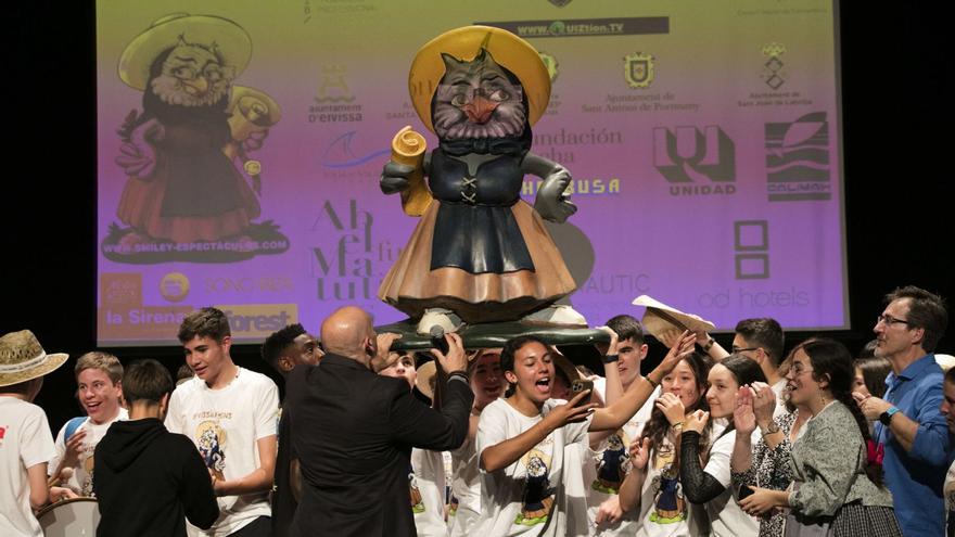 Los alumnos del IES Balàfia levantan la ‘olibassa’, mascota del concurso que recalará durante un año en su centro educativo.