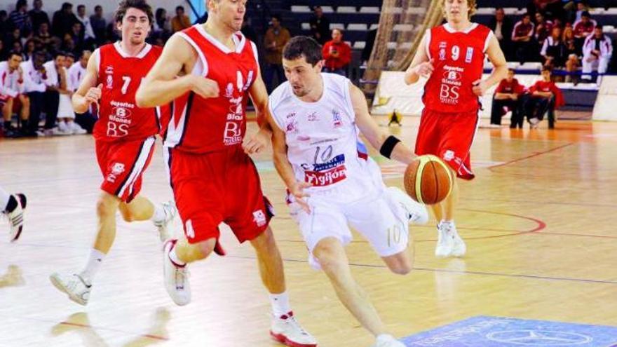 Sony Vázquez inicia una entrada a canasta entre los defensores del Blanes Almería, durante el segundo partido de la serie eliminatoria previa.