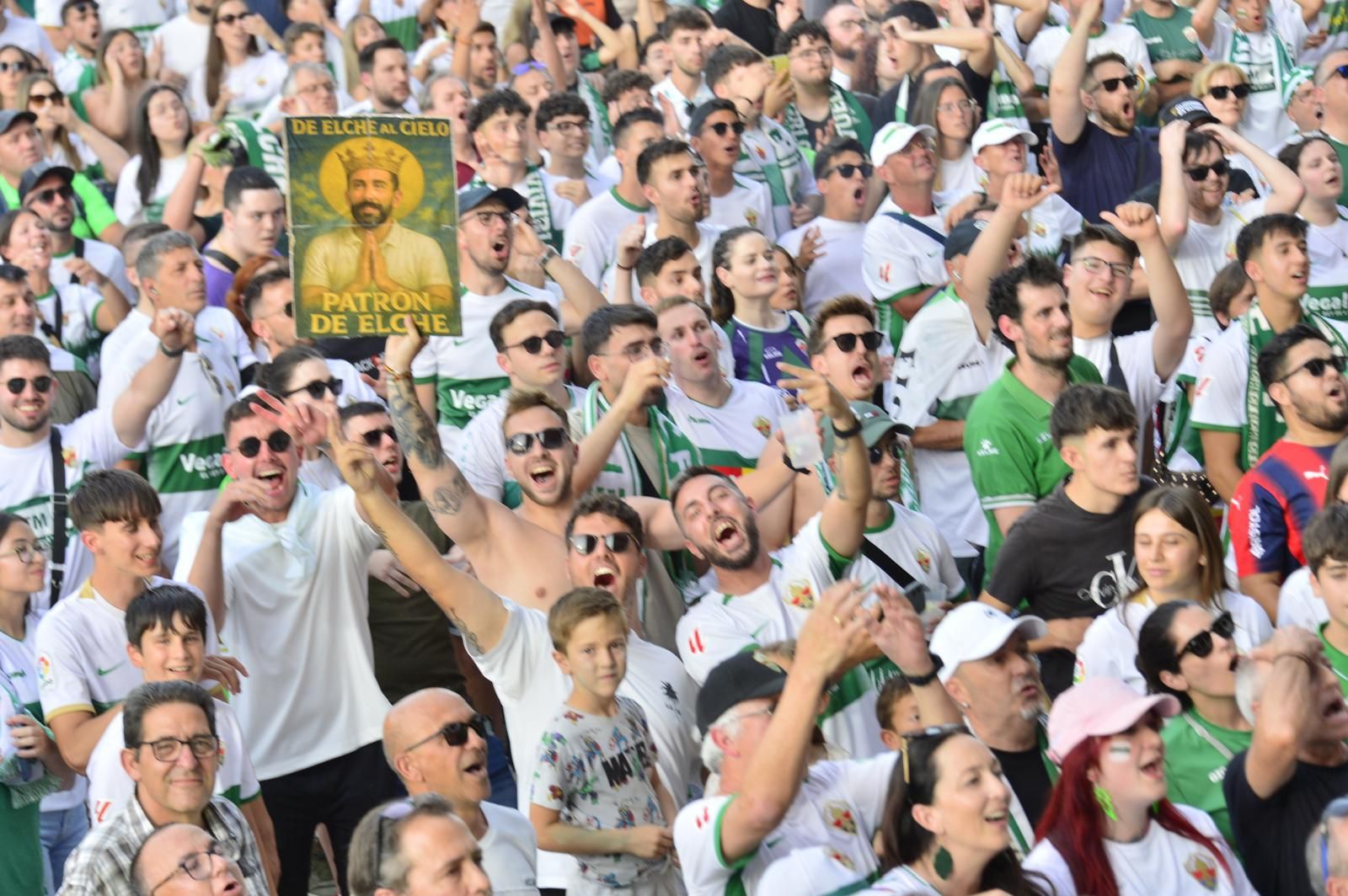 El Martínez Valero se llena de aficionados para animar al Elche CF desde la casa franjiverde