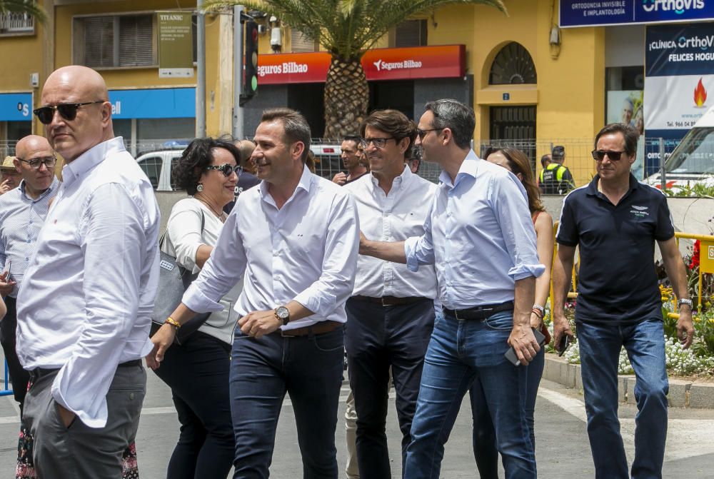 La sexta mascletà del concurso ofrece un espectáculo monótono, con un intenso final terrestre simultáneo que envuelve la plaza