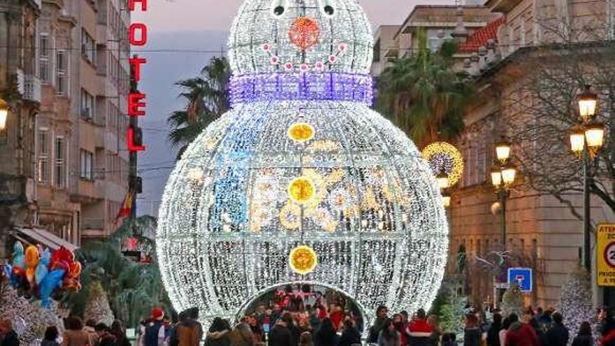 Muñeco de Navidad gigante en la Alameda de Vigo . // Marta G. Brea