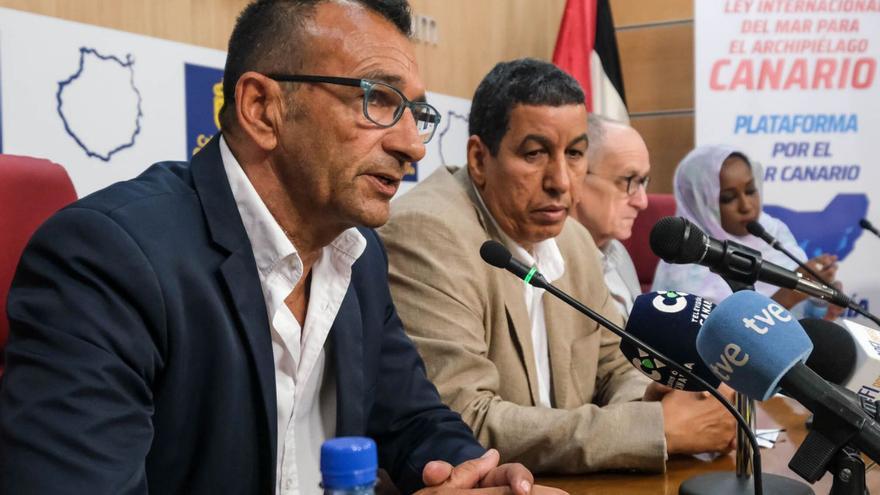 Domingo Martín, de la Plataforma por el Mar Canario; Abdulah Arabi, del Frente Polisario, y el abogado Gilles Devers. | | JOSÉ PÉREZ