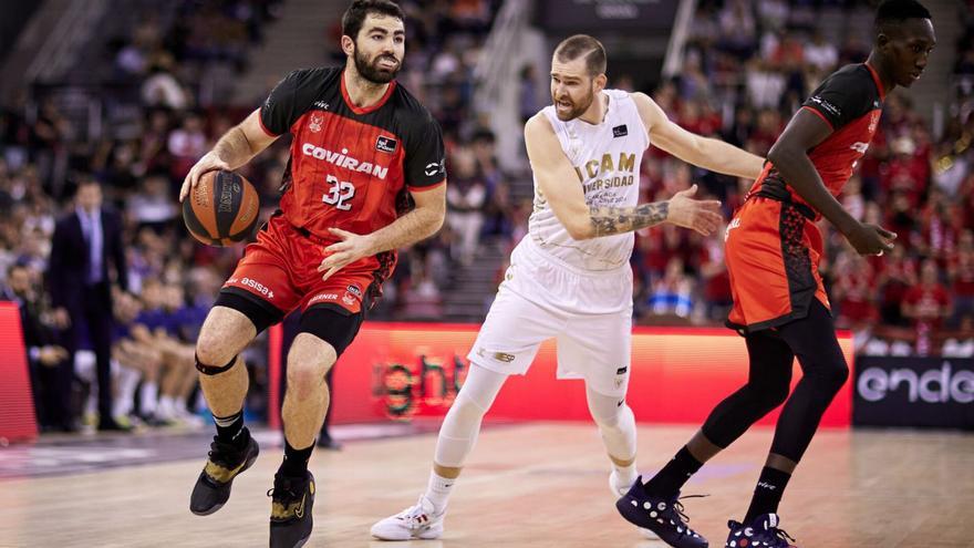 Nemanja Radovic, ante Luke Maye, en el duelo disputado en Granada la pasada campaña.  | ACB PHOTO / F. RODRIGUEZ