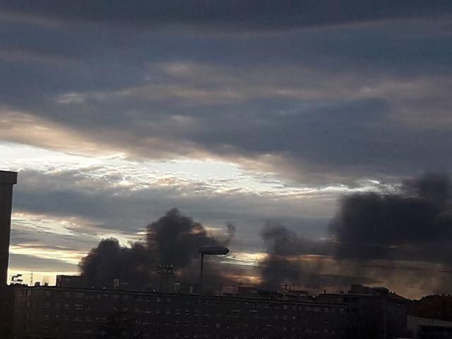 El incendio del desguace de Gijón, visto desde Montevil.