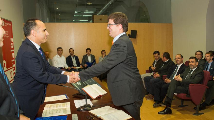 El rector felicita al nuevo director de Industriales.