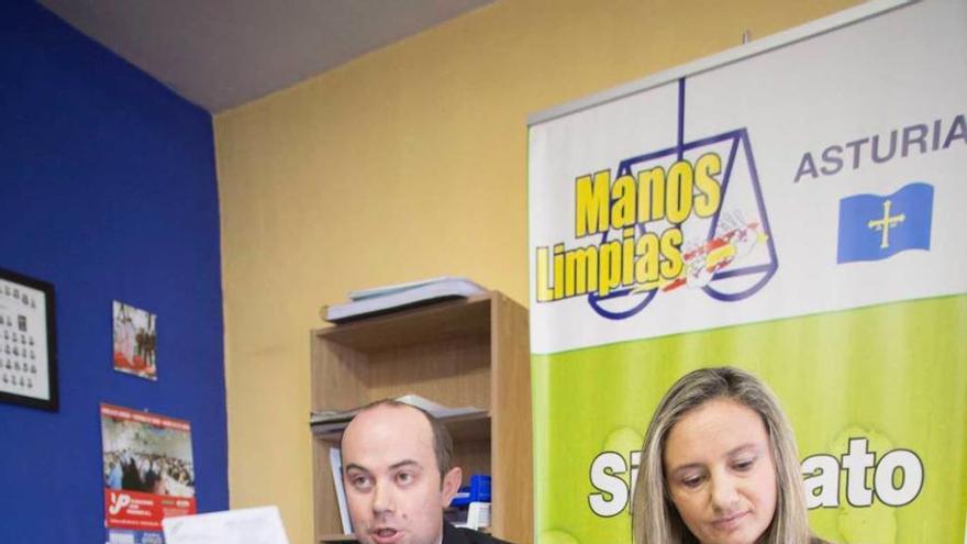 José Alfredo García y María Tamargo, en la sede regional de Manos Limpias.