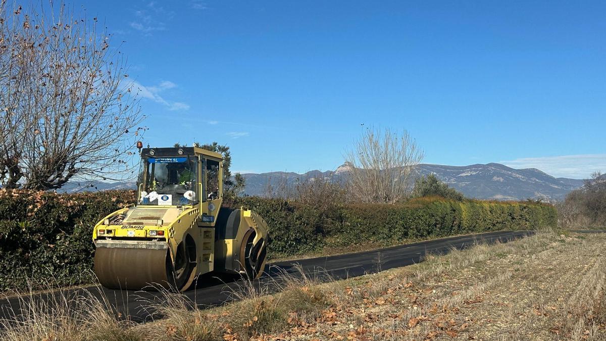 Una máquina trabaja en la zona de las vías ciclables.