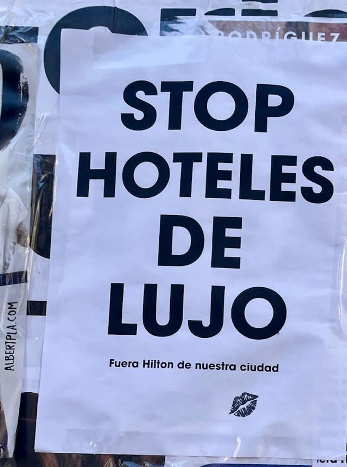 Carteles contra el hotel de Godoy.