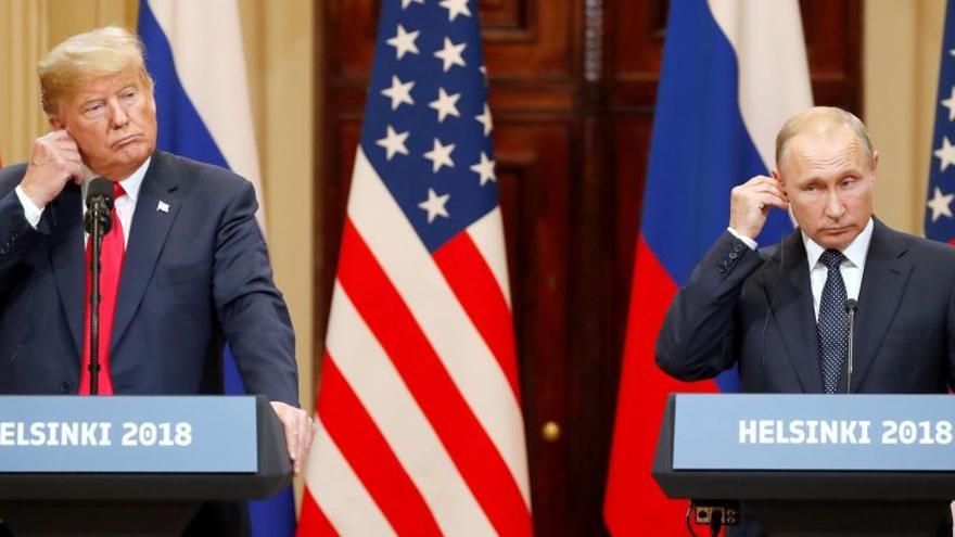 Trump y Putin durante la rueda de prensa.