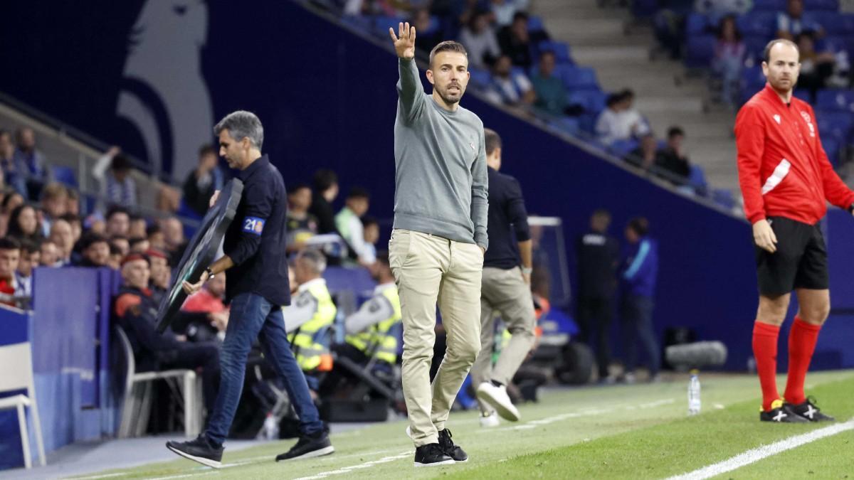 Luis García dirigiendo desde la banda