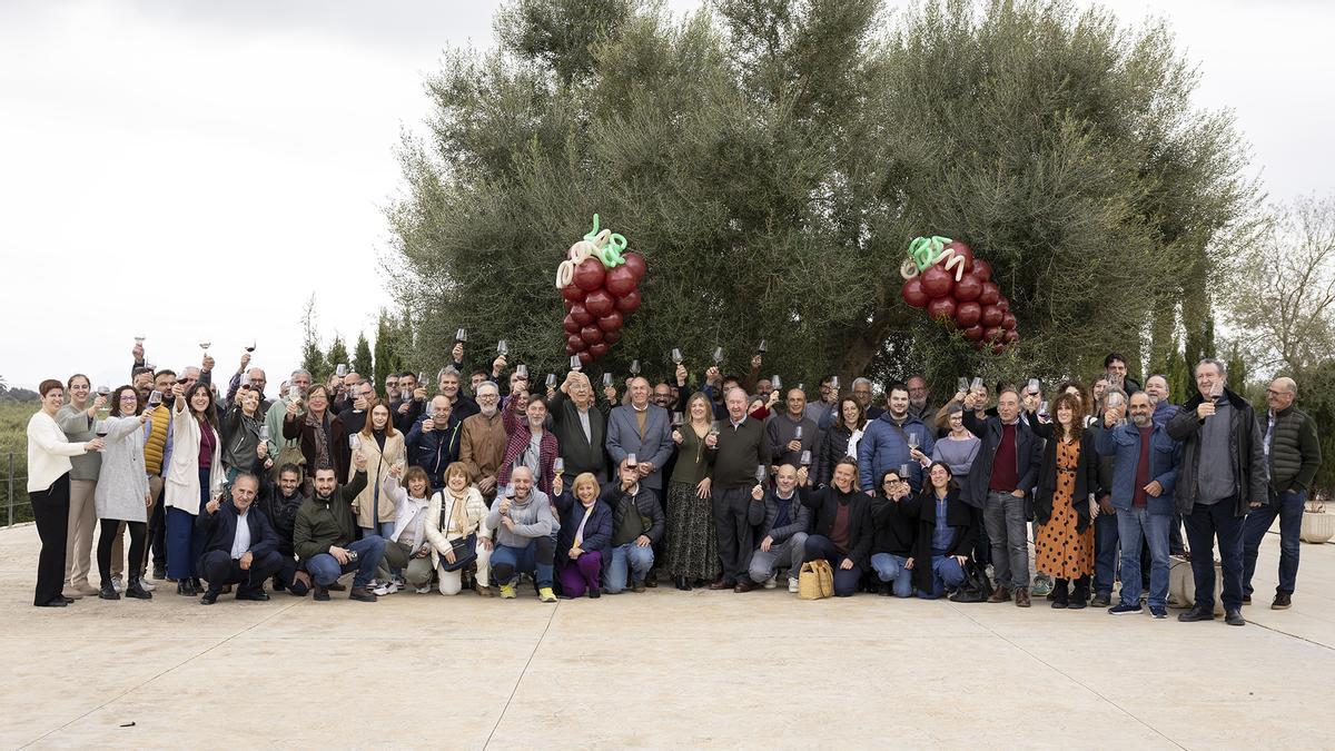 Foto de familia de los representantes del sector que este viernes en el Día del Viticultor celebrado en Son Mesquidassa.