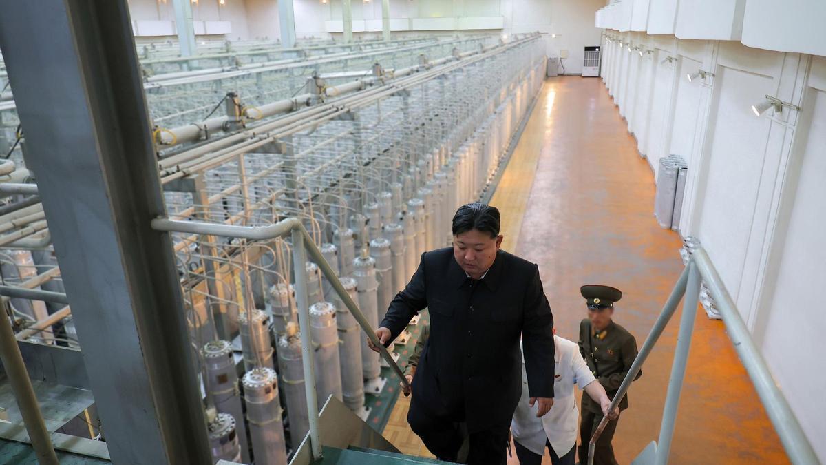 Kim Jong-un supervisa una instalación de enriquecimiento de uranio.