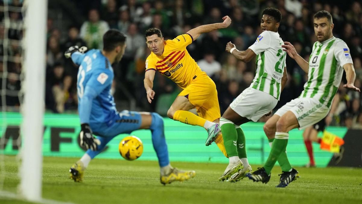 Lewandowski, en una acción del Betis-Barça en el Benito Villamarín.