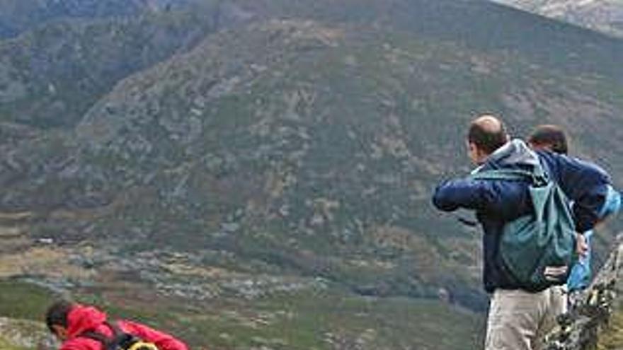 Montañeros en el alto de Peña Trevinca.