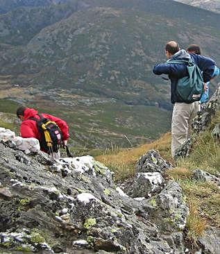 Montañeros en el alto de Peña Trevinca.