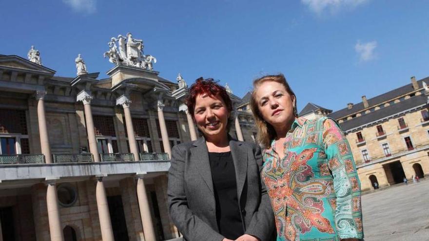 Ángeles Miranda -a la izquierda- y Julia Álvarez posan en el patio de la Universidad Laboral.