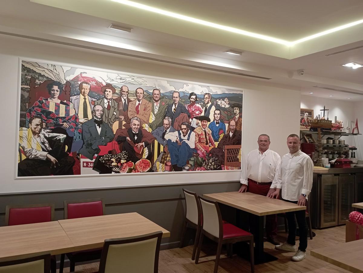 Agustín Fernández y su hijo Joaquín, ante una obra de Eugenio Chicano para el Restaurante Nerva, en 2022.