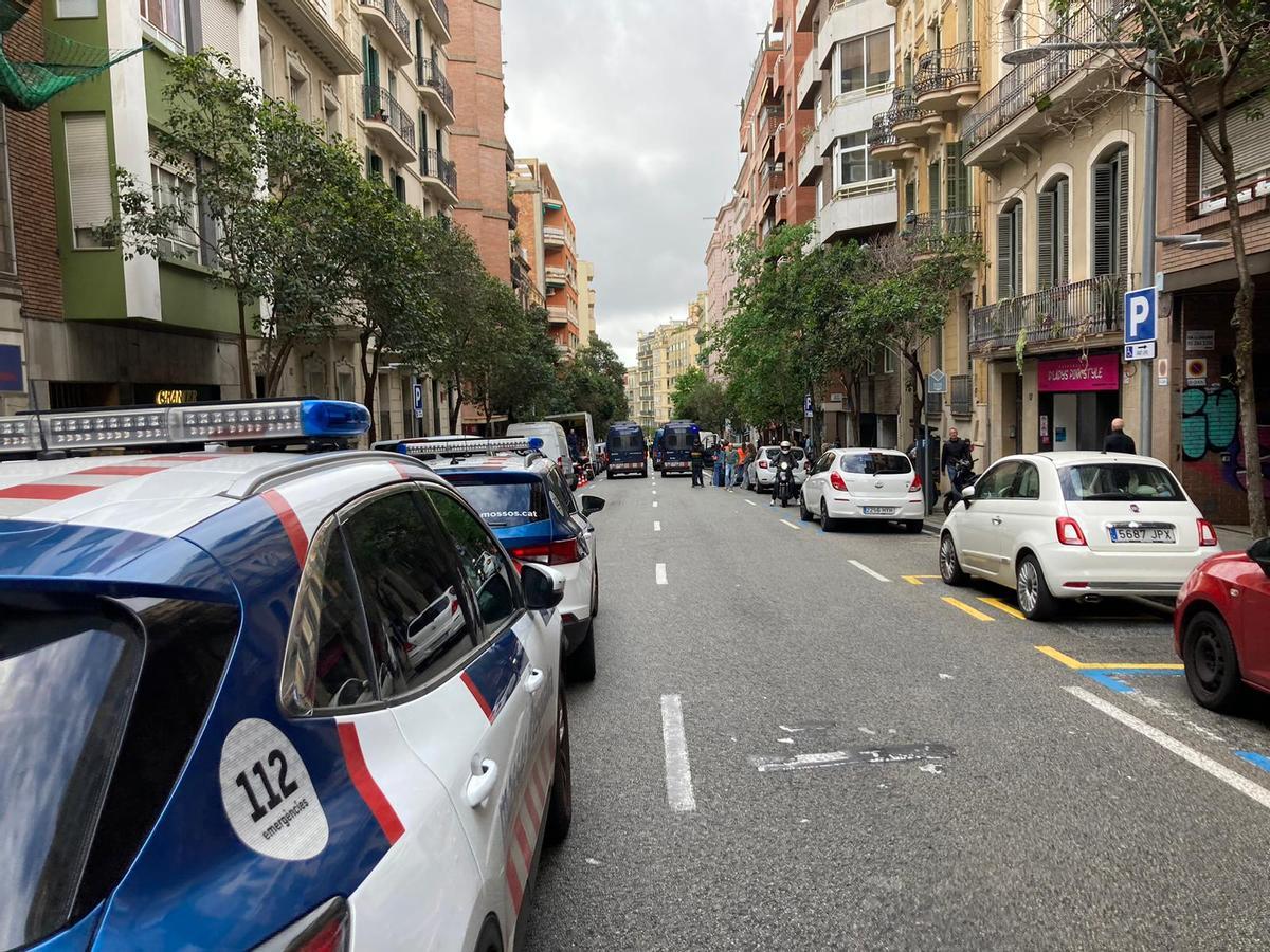 Dispositivo de Mossos para desalojar un bloque recién ocupado en Vallcarca