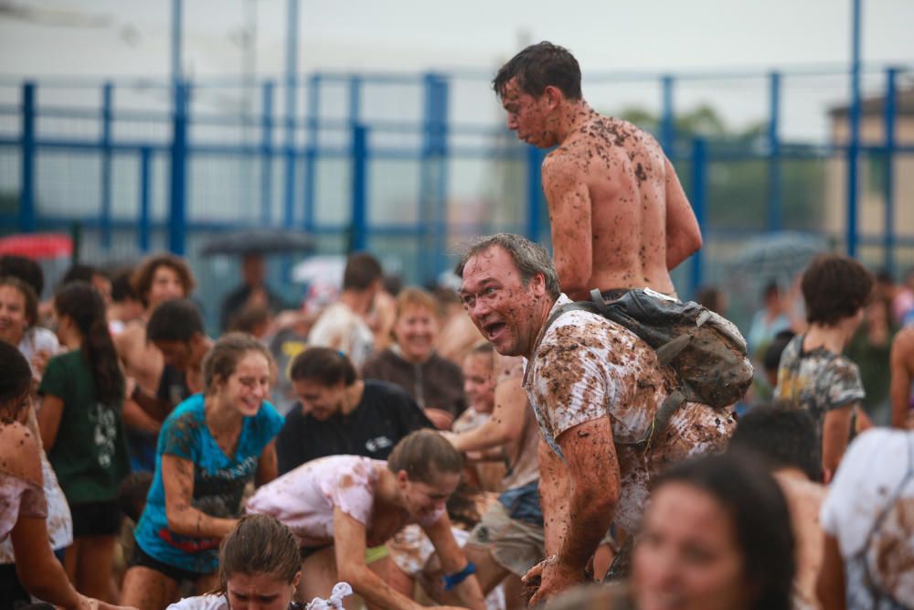 Angesichts des Regenwetters auf Mallorca wurde die traditionelle Traubenschlacht zur Weinernte am Samstag (16.9.) zur Schlammschlacht.