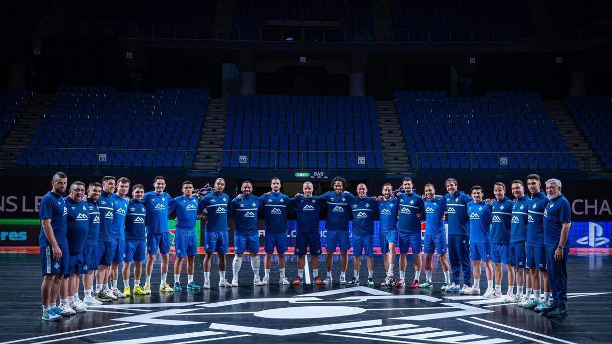 El Illes Balears Palma Futsal posa sobre la pista del Pesaro Arena antes del entrenamiento vespertino.