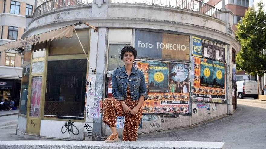 La secretaria del curso, ante uno de los edificios sin uso de la ciudad, en la plaza de España.