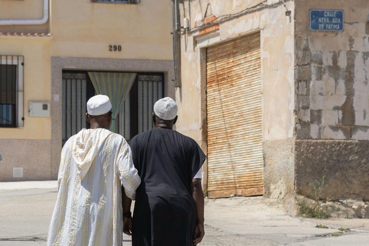 Dos hombres de origen marroquí este jueves en el barrio de Nuestra Señora de Fátima de Jumilla.