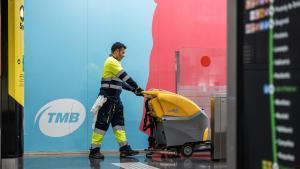 Un trabajador limpiando en una estación de metro en Barcelona.