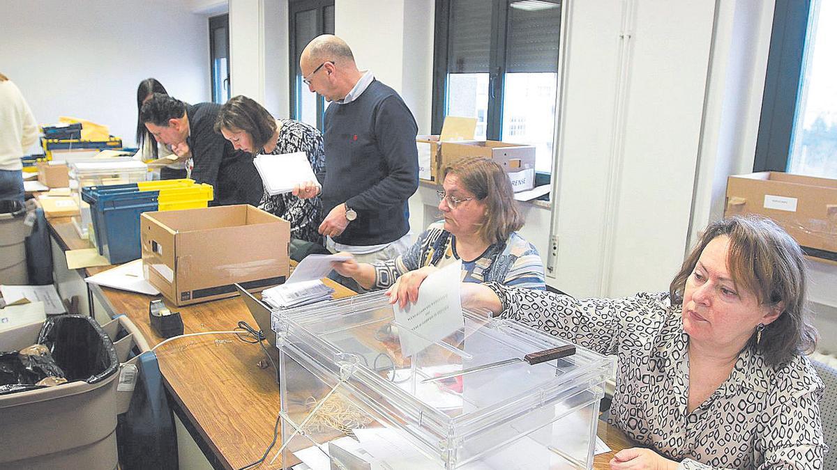 Recuento del voto exterior en la provincia de Ourense.