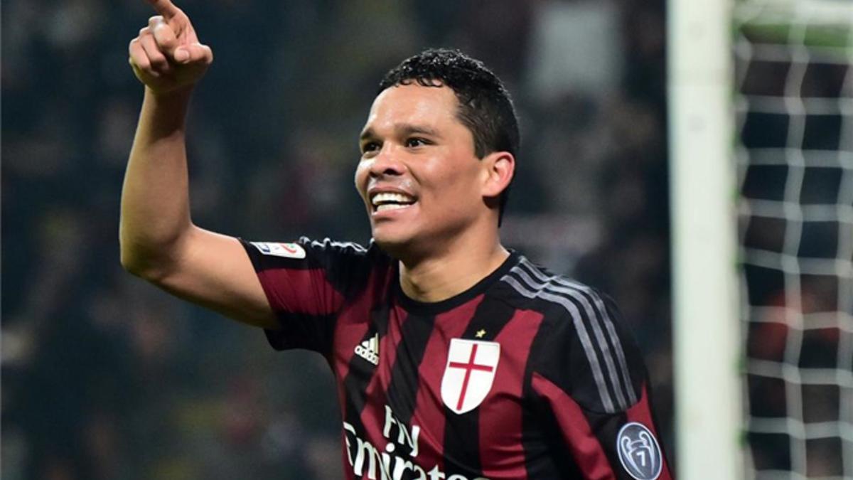 Bacca podría abandonar el Milan este verano