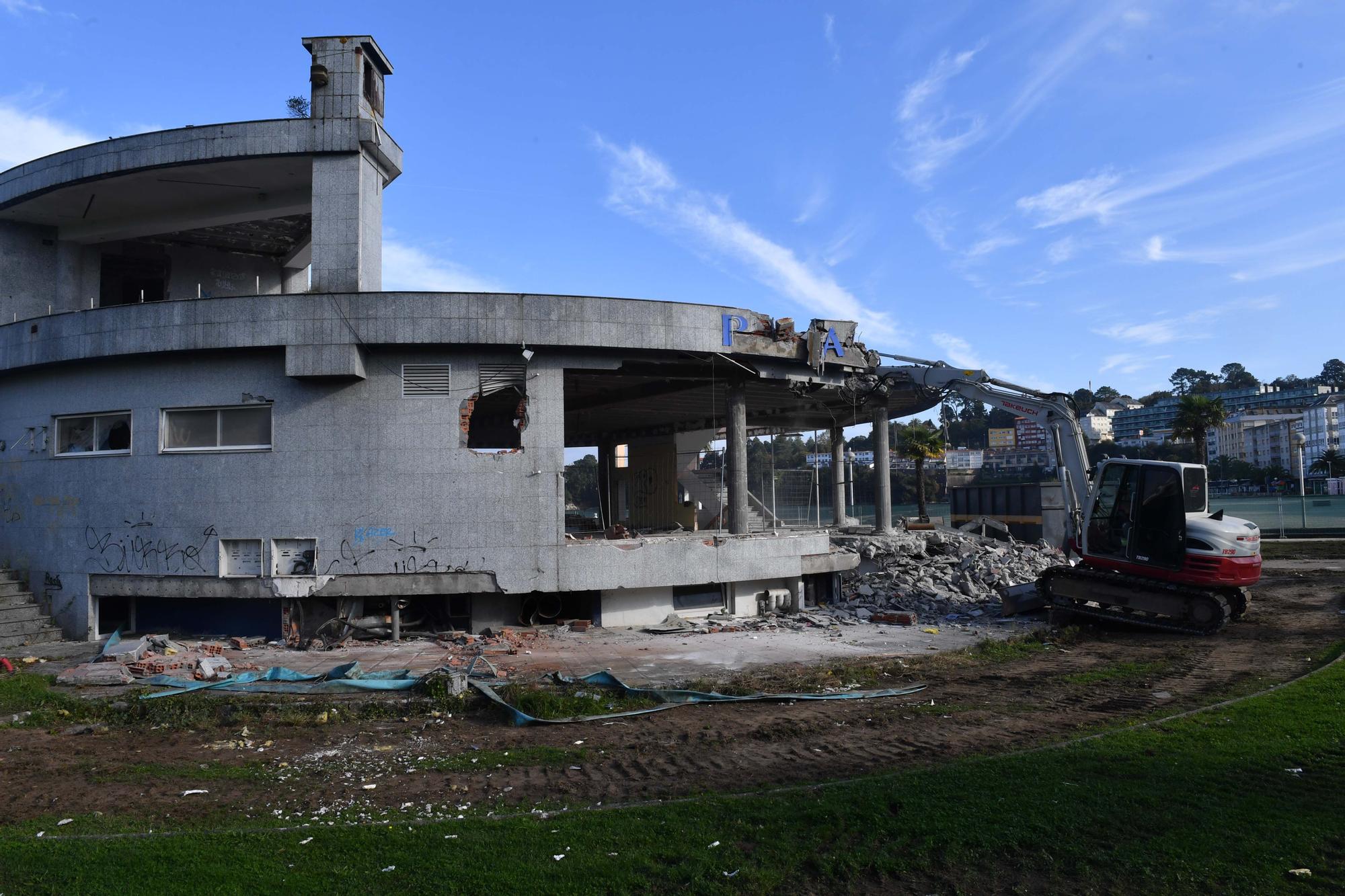 Derribo histórico: desaparecen 20 años de un edificio ilegal en Sada