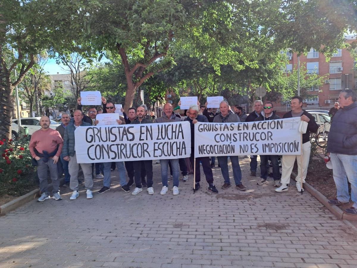Concentración de los gruistas a las puertas de CECO.