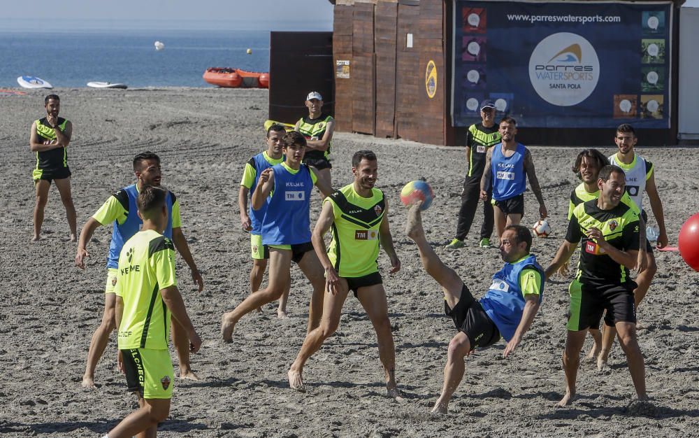 El equipo ha llevado a cabo una distendida sesión de trabajo a la orilla del mar con la única ausencia de Manuel Sánchez