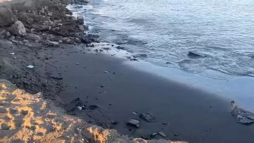 Los temporales sacan a la luz posibles restos del Butano en las playas de Málaga