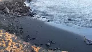Los temporales sacan a la luz posibles restos del Butano en las playas de Málaga