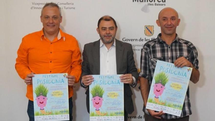 Miembros de la ATB sostienen el cartel del Festival de este año.