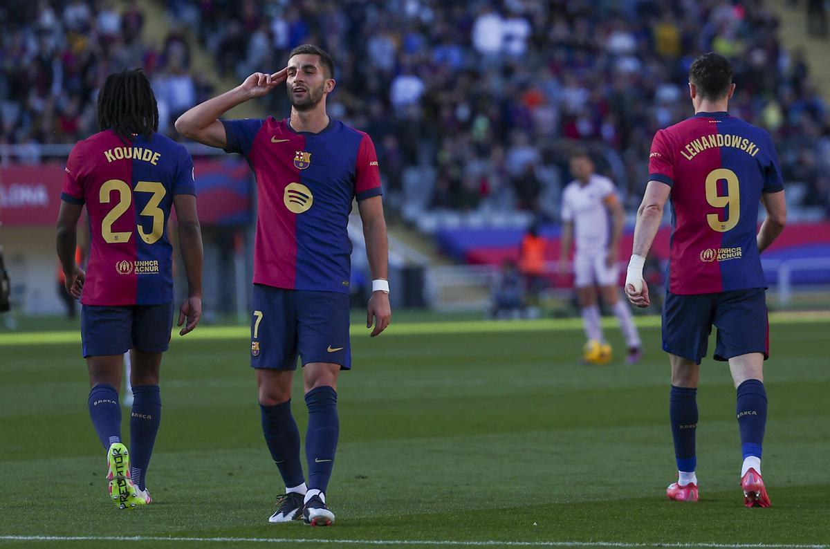 Ferran y Lewandowski, tras un gol del valenciano al Girona en la Liga 2024-25.