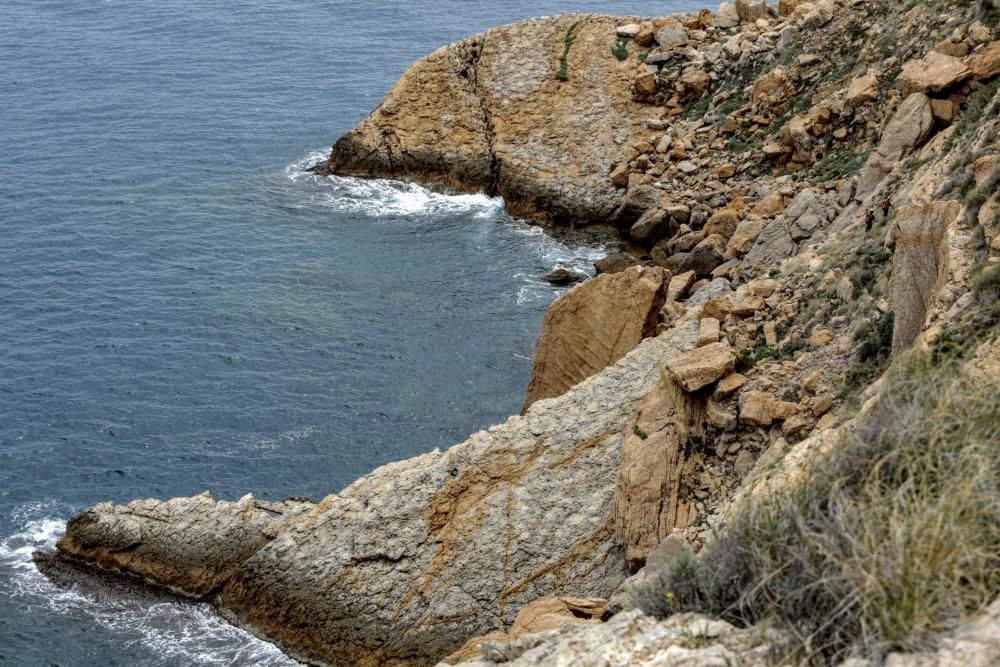 El cuerpo ha sido localizado por los bomberos en un acantilado de la Serra Gelada