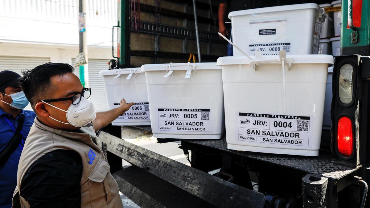 Llegada de las urnas para los comicios de El Salvador