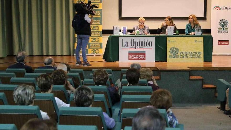 Asistentes al foro del periódico de ayer. Al fondo, Carmen Ferreras, Ana Romero y Aurora García Mateache.