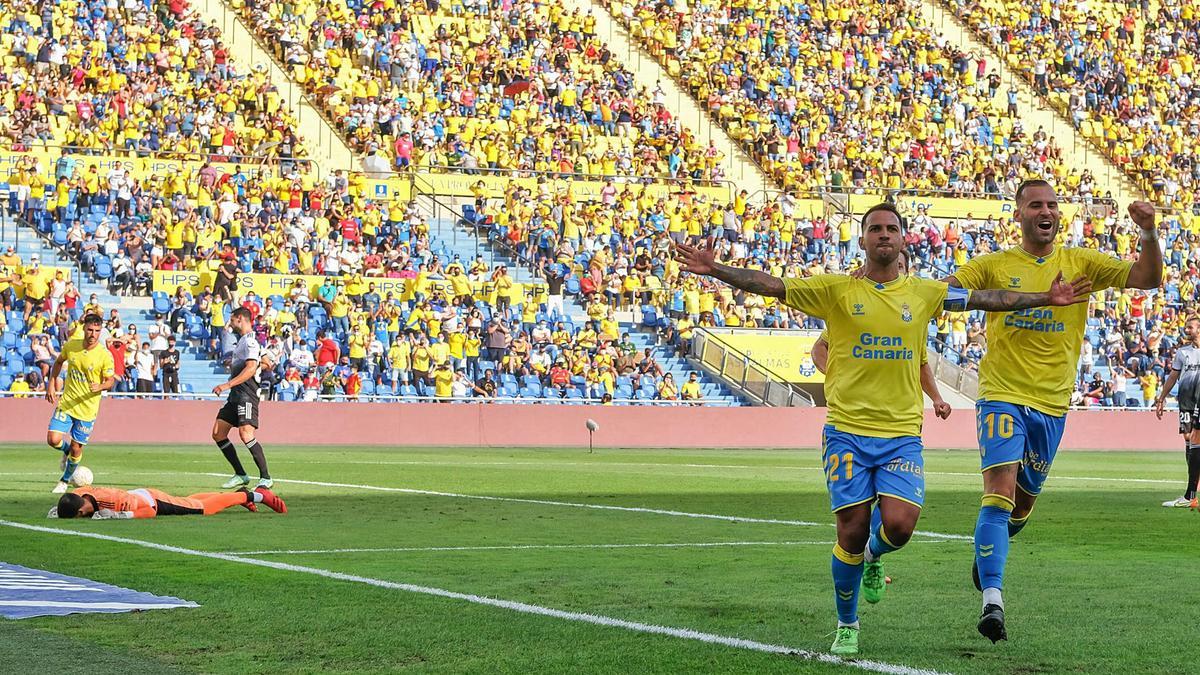 Marc Martínez, tendido en el suelo, mientras Joathan Viera y Jesé celebran el primer gol del partido. | JOSÉ CARLOS GUERRA/LA PROVINCIA