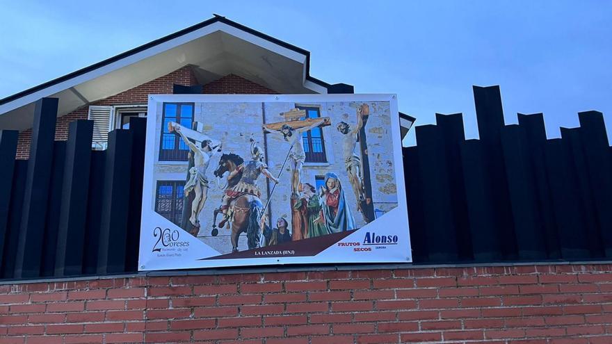 Varias lonas recrean obras del imaginero que adornan fachadas de edificios públicos y viviendas y otras «institucionales» que aluden a la calle en la que nació y a la celebración del bicentenario. | CEDIDAS