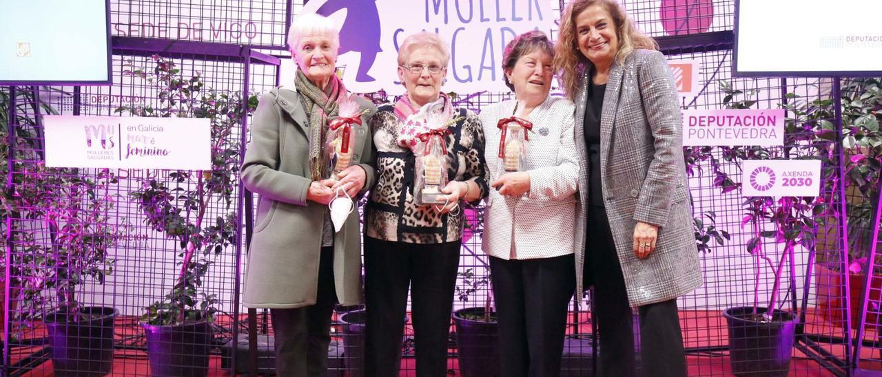 Carmela Silva, a la derecha, con las tres mujeres de O Grove premiadas por su larga trayectoria en el mar.   | // FDV