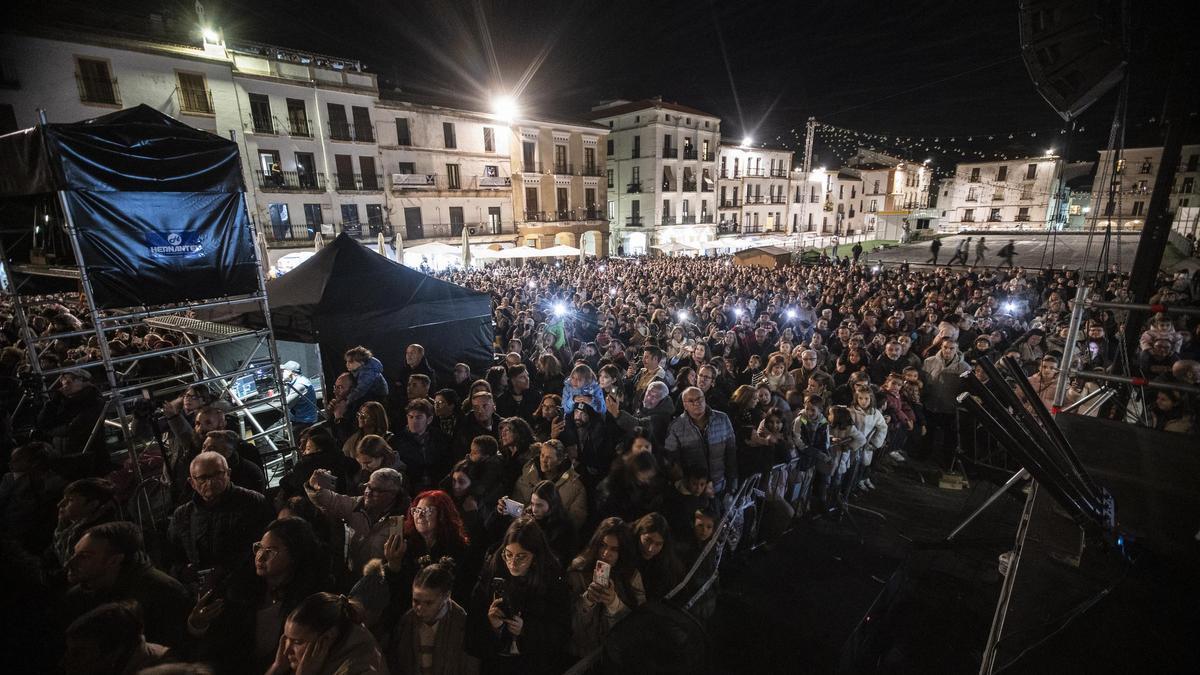 La plaza Mayor de Cáceres, ayer, a reventar de gente en los instantes previos al encendido de Navidad