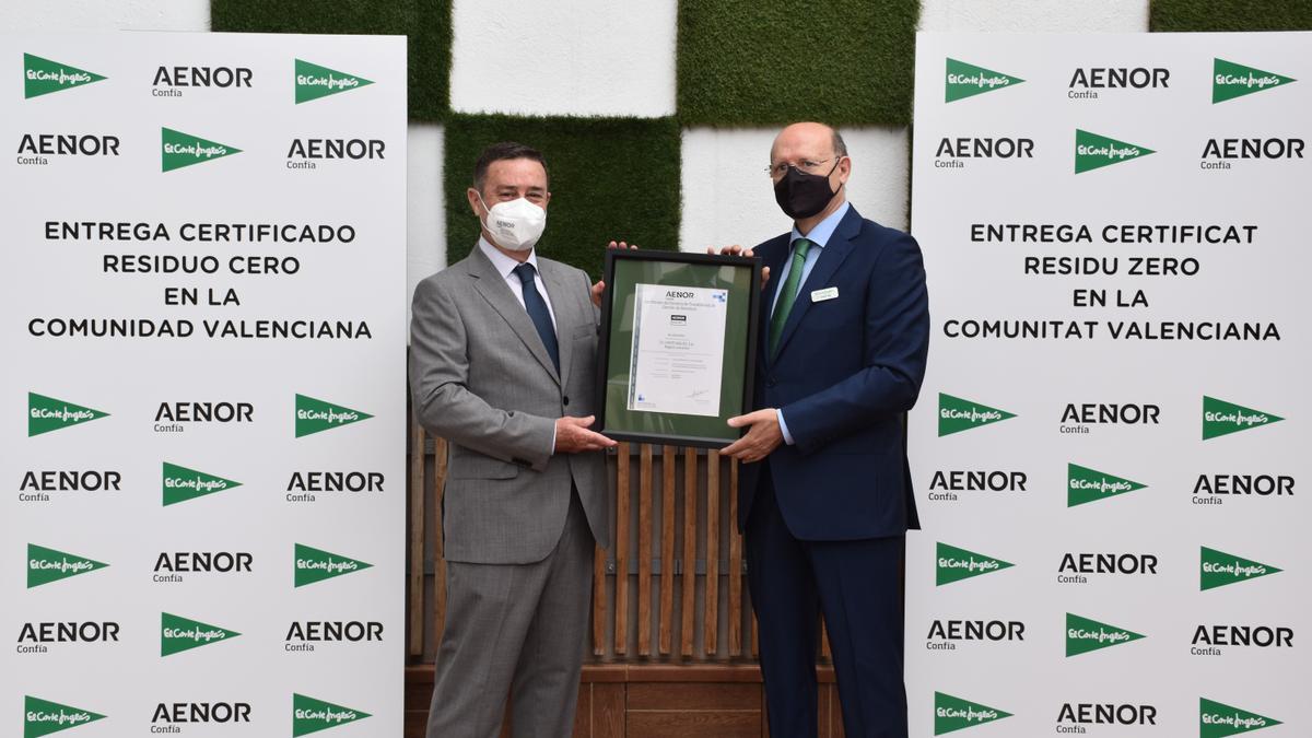 En la imagen (izqda. a dcha.), el director de AENOR en la Comunidad Valenciana, Salvador Ibáñez, junto al director regional de El Corte Inglés, Juan Sabater Rosell, en un momento del acto.