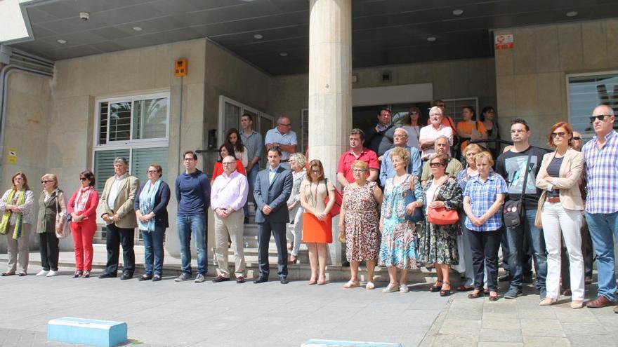 Minuto de silencio guardado a las puertas del Ayuntamiento de Torrevieja