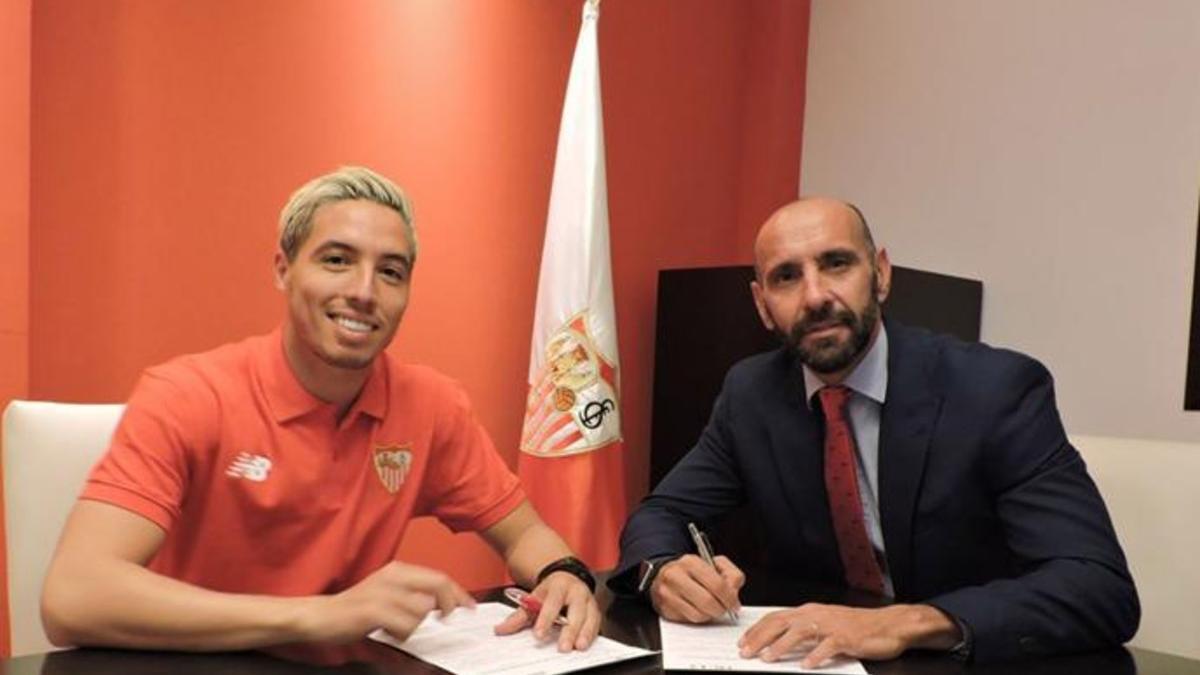 Monchi, aquí en el momento de firmar a Nasri, considera que su fin está cercano en el Sevilla