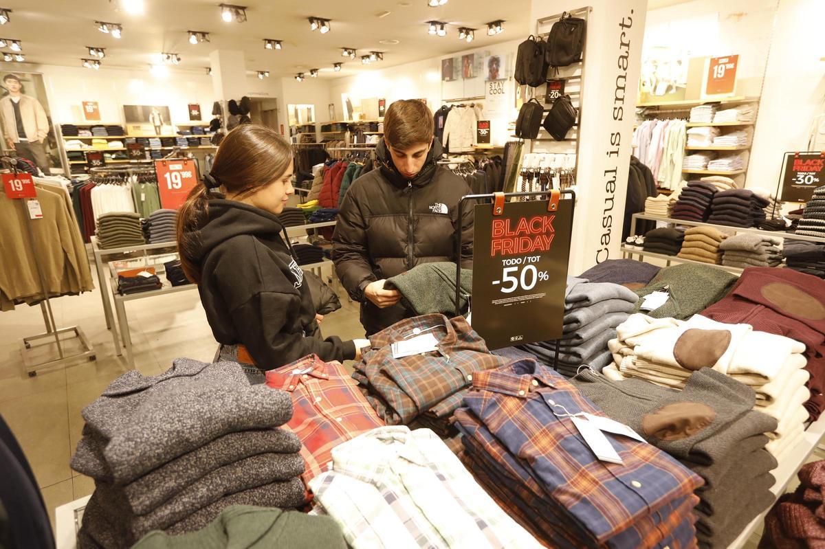 Clients miren roba a una botiga de l'Espai Gironès.